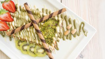 fruitsalad_pistachio_waffle_with_fruits