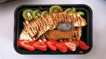 fruitsalad_waffle_lotus_with_fruits