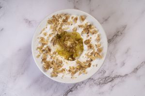 Labaneh bel Jooz: Curd with Walnuts