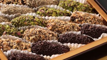 تمور مغطسة بالشوكولاتة